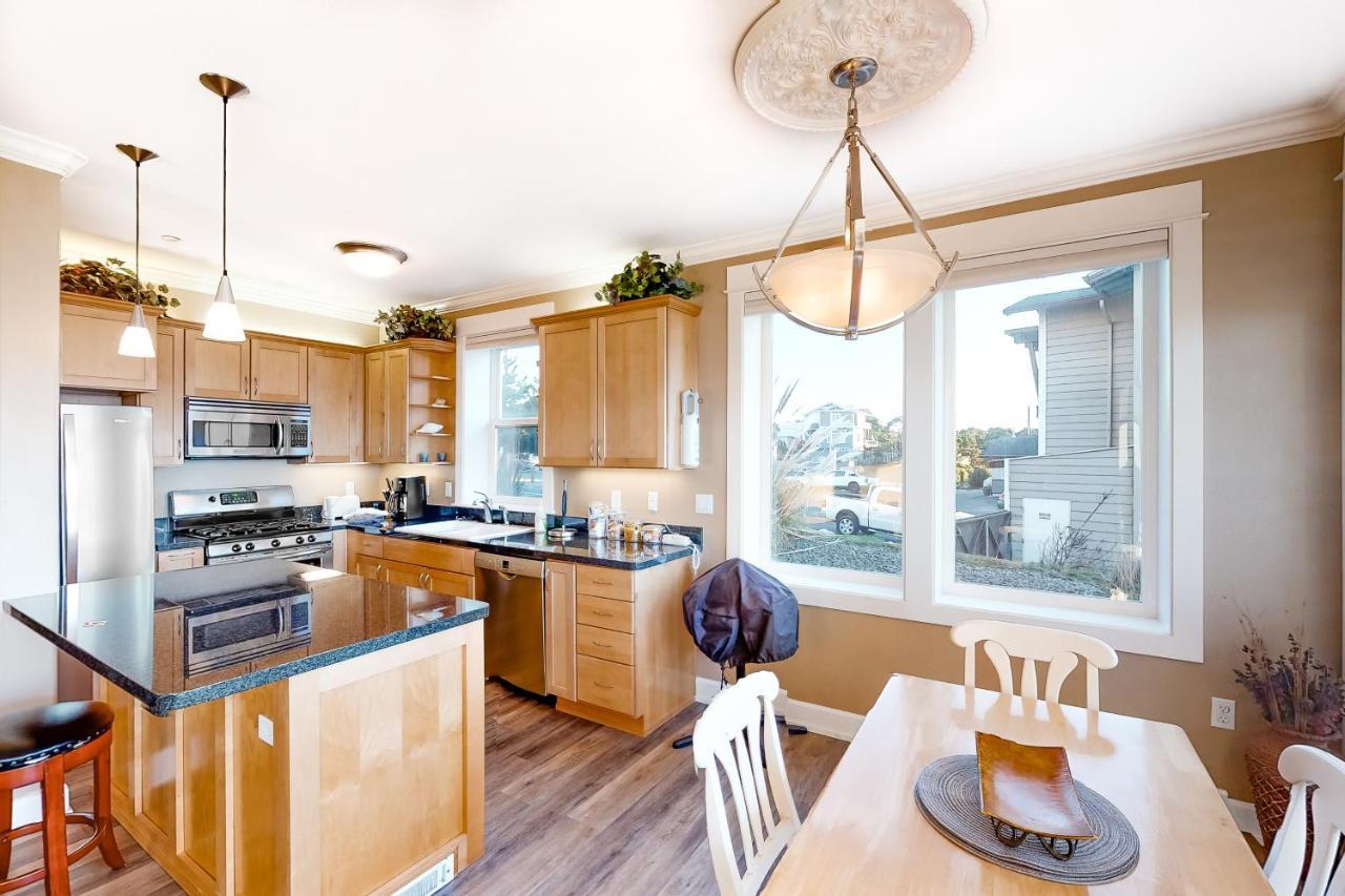 Oceanfront Contemporary Apartment Lincoln City Exterior photo