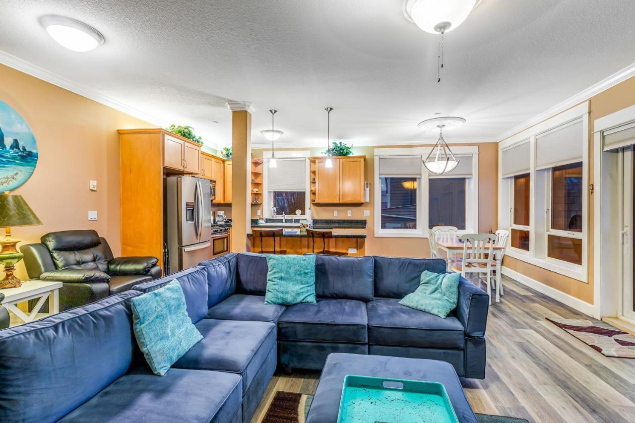 Oceanfront Contemporary Apartment Lincoln City Exterior photo