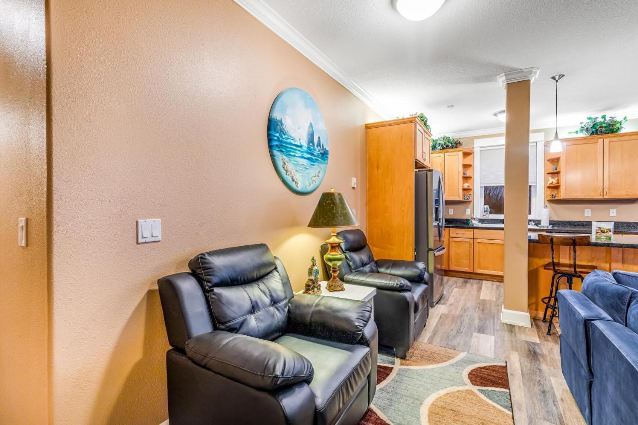 Oceanfront Contemporary Apartment Lincoln City Exterior photo